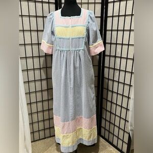 SAYBURY VINTAGE SEERSUCKER PASTEL ROBE, HOUSEDRESS, COTTAGECORE, SIZE XS